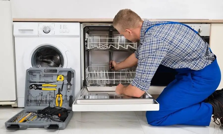 Kızılcahamam Termoteknik servisi teknisyen ekibi beyaz eşya tamiri yaparken